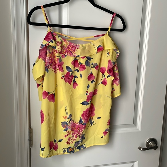 Yellow strappy top. - Picture 1 of 4